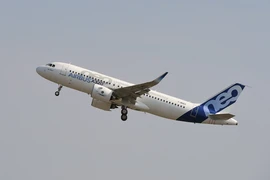Máy bay A320neo của hãng Airbus thực hiện chuyến bay kiểm tra tại Blagnac, Pháp. (Ảnh: AFP/TTXVN)