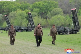 Nhà lãnh đạo Triều Tiên Kim Jong-un (giữa) chỉ đạo cuộc tập trận phản công hạt nhân với sự tham gia của các đơn vị tên lửa đa nòng siêu lớn, ngày 22/4/2024. (Ảnh: Yonhap/TTXVN)