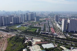 Nhiều khu nhà cao tầng được xây dựng mới dọc theo trục Đại lộ Thăng Long thuộc địa bàn huyện Hoài Đức. (Ảnh: Huy Hùng/TTXVN)