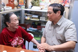 Hình ảnh Thủ tướng Phạm Minh Chính thăm Anh hùng Lao động Hồ Thị Lượm 