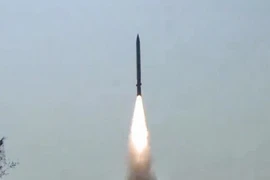 Vụ thử nghiệm tên lửa siêu thanh hỗ trợ phóng ngư lôi (SMART) ở ngoài khơi bờ biển Balasore, bang Odisha, Ấn Độ ngày 1/5/2024. (Ảnh: ANI/TTXVN)
