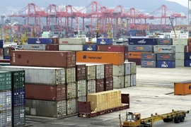 Container hàng hóa chờ bốc dỡ tại cảng Busan, Hàn Quốc. (Ảnh: AFP/TTXVN)