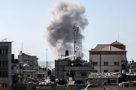 Khói bốc lên trong vụ oanh tạc của Israel xuống thành phố Rafah, miền Nam Dải Gaza ngày 21/4/2024. (Ảnh: AFP/TTXVN)