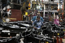 Công nhân làm việc tại một nhà máy ở Dearborn, Michigan, Mỹ. (Ảnh: AFP/TTXVN)