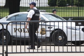 Nhân viên mật vụ gác bên ngoài Nhà Trắng ở Washington, DC, Mỹ. (Ảnh: AFP/TTXVN)