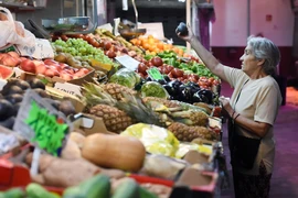 Người tiêu dùng mua sắm tại chợ ở Madrid, Tây Ban Nha. (Ảnh: AFP/TTXVN)