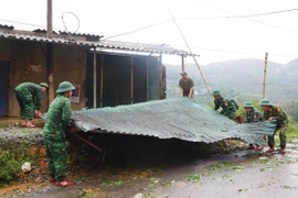 Cán bộ, chiến sỹ Đồn Biên phòng Sin Suối Hồ, Lai Châu giúp người dân khắc phục hậu quả thiên tai. (Ảnh: TTXVN phát)