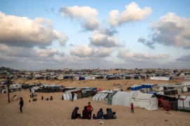 Người tị nạn Palestine tai khu trại tạm ở thành phố Rafah, Dải Gaza, ngày 30/4/2024. (Ảnh: AFP/TTXVN)