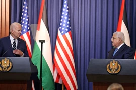 Tổng thống Mỹ Joe Biden (trái) và Tổng thống Palestine Mahmoud Abbas tại cuộc gặp ở Bờ Tây ngày 15/7/2022. (Ảnh: AFP/TTXVN)