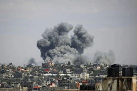 Khói bốc lên sau cuộc oanh tạc của Israel xuống phía Đông thành phố Rafah, Dải Gaza ngày 6/5/2024. (Ảnh: AFP/TTXVN)