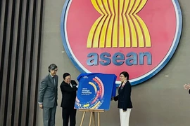 Tổng Thư ký ASEAN Kao Kim Hourn; Đại sứ Liên minh châu Âu tại ASEAN, Sujiro Seam và Đại diện thường trực của Philippines tại ASEAN, Điều phối viên quốc gia về quan hệ đối thoại ASEAN-EU, bà Hjayceelyn M. Quintana công bố Sách Xanh. (Ảnh: Đỗ Quyên/TTXVN)