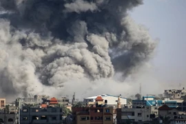 Khói bốc lên sau cuộc oanh tạc của Israel xuống thành phố Rafah, miền Nam Dải Gaza ngày 6/5/2024. (Ảnh: AFP/TTXVN)