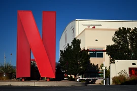 Biểu tượng của Công ty dịch vụ truyền hình trực tuyến Netflix tại studios ở Albuquerque, New Mexico, Mỹ. (Ảnh: AFP/TTXVN)