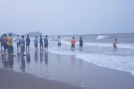 Địa điểm xảy ra vụ đuối nước ở bãi biển xã Xuân Hội (huyện Nghi Xuân, Hà Tĩnh). (Ảnh: TTXVN phát)
