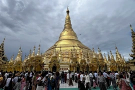 Người dân dự lễ kỷ niệm ngày Phật đản tại chùa Shwedagon ở Yangon, Myanmar, ngày 22/5/2024. (Ảnh: AFP/TTXVN)