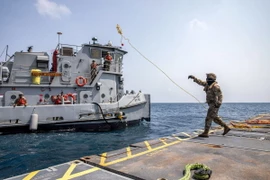 Tàu quân sự của Mỹ tham gia xây dựng cầu tàu tạm thời ở ngoài khơi Dải Gaza, ngày 1/5/2024. (Ảnh: AFP/TTXVN)