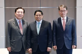 Thủ tướng Phạm Minh Chính tiếp ông Kim Ki-moon, Chủ tịch Hiệp hội doanh nghiệp nhỏ và vừa Hàn Quốc (KBIZ) (bên trái) và Chủ tịch Ngân hàng Công nghiệp Hàn Quốc (IBK) Kim Sung-tae. (Ảnh: Dương Giang/TTXVN)