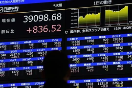 Bảng điện tử hiện thỉ chỉ số chứng khoán Nikkei 225 tại Osaka, Nhật Bản, ngày 22/2/2024. (Ảnh minh họa: Kyodo/TTXVN)