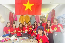 Trưng bày vật phẩm văn hóa và trang phục truyền thống Việt Nam tại Diễn đàn. (Ảnh: TTXVN phát)