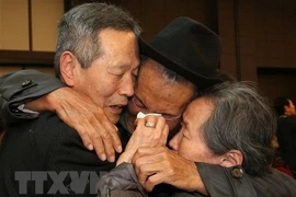 Công dân Triều Tiên trong cuộc hội ngộ với người thân ở Hàn Quốc tại buổi đoàn tụ gia đình ly tán ở khu nghỉ dưỡng núi Kumgang ngày 22/10/2015. (Ảnh: AFP/TTXVN)