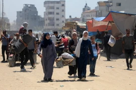 Người dân Palestine sơ tán khỏi khu vực phía Đông thành phố Khan Younis, miền Nam Dải Gaza ngày 2/7/2024. (Ảnh: THX/TTXVN)