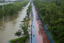 Mực nước sông dâng cao sau những trận mưa lớn tại Vũ Hán, tỉnh Hồ Bắc, Trung Quốc, ngày 29/6/2024. (Ảnh: THX/TTXVN)