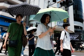 Người dân che ô tránh nắng nóng tại Tokyo, Nhật Bản, ngày 4/7/2024. (Ảnh: THX/TTXVN)