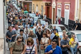 Người dân tham gia tuần hành phản đối làn sóng di cư, tại Las Palmas, quần đảo Canary, Tây Ban Nha, ngày 6/7/2024. (Ảnh: Getty Images/TTXVN)