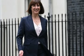 Bộ trưởng Tài chính Anh mới được bổ nhiệm Rachel Reeves tới số 10 phố Downing, London ngày 5/7/2024. (Ảnh: Getty Images/TTXVN)
