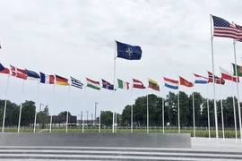 Cờ NATO và quốc kỳ các nước thành viên tại trụ sở NATO ở Brussels, Bỉ. (Ảnh: Kyodo/TTXVN)