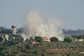 Khói bốc lên sau một cuộc không kích của Israel tại Tayr Harfa, Liban. (Ảnh: THX/TTXVN)