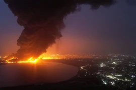 Khói lửa bốc lên ngùn ngụt sau vụ tấn công của Israel tại Hodeidah, Yemen, ngày 20/7/2024. (Ảnh: Reuters/TTXVN)