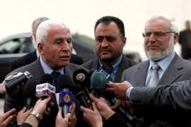 Ông Azzam al-Ahmed (trái), chỉ huy cấp cao của Phong trào Fatah, trong cuộc họp báo tại Ramallah, Bờ Tây. (Ảnh: AFP/TTXVN)
