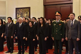 Đoàn Đại sứ quán Việt Nam tại Trung Quốc do Đại sứ Phạm Sao Mai dẫn đầu, viếng Tổng Bí thư Nguyễn Phú Trọng. (Ảnh: Hải Yến/TTXVN)