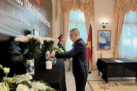 Đại sứ Vũ Quang Minh kính viếng Tổng Bí thư Nguyễn Phú Trọng tại Đại sứ quán Việt Nam ở Berlin. (Ảnh: Phương Hoa/TTXVN)