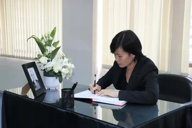 Tổng Lãnh sự Việt Nam tại Hong Kong và Macau (Trung Quốc) Lê Đức Hạnh ghi sổ tang Tổng Bí thư Nguyễn Phú Trọng. (Ảnh: Xuân Vịnh/TTXVN)