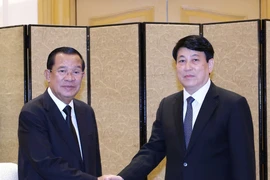 Thường trực Ban Bí thư Lương Cường tiếp Chủ tịch Đảng Nhân dân Campuchia Samdech Hun Sen. (Ảnh: Phương Hoa/TTXVN)