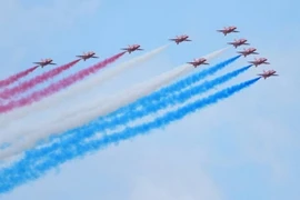 Phi đội bay "Mũi tên đỏ" của Không quân Hoàng gia Anh trình diễn tại Triển lãm hàng không quốc tế Farnborough ở Hampshire ngày 22/7/2024. (Ảnh: Getty Images/TTXVN)