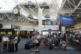 Hành khách chờ tại sân bay quốc tế ở Milwaukee, Wisconsin (Mỹ) ngày 19/7/2024, thời điểm xảy ra sư cố công nghệ thông tin toàn cầu khiến hàng loạt chuyến bay bị hoãn, hủy. (Ảnh: THX/TTXVN)