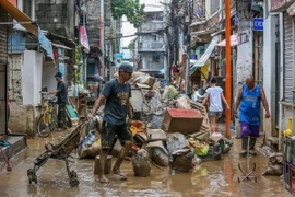 Người dân dọn dẹp sau mưa lũ tại Marikina, Philippines ngày 25/7/2024. (Nguồn: THX/TTXVN)