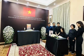 Đại sứ Việt Nam tại Sri Lanka Trịnh Thị Tâm ghi sổ tang tưởng nhớ Tổng Bí thư Nguyễn Phú Trọng. (Ảnh: TTXVN phát)