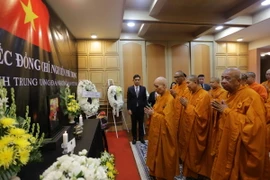 Đoàn chức sắc Tông phái Phật giáo An nam Tông (Việt Tông) tại Thái Lan tới viếng Tổng Bí thư Nguyễn Phú Trọng. (Ảnh: Đỗ Sinh/TTXVN)