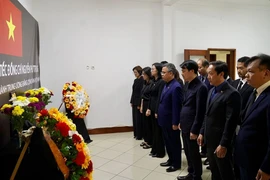 Đại sứ Việt Nam tại Angola Dương Chính Chức và toàn thể cán bộ nhân viên Đại sứ quán đã dành một phút mặc niệm Tổng Bí thư Nguyễn Phú Trọng. (Ảnh: TTXVN)