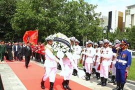 Đại sứ Việt Nam tại Vương quốc Campuchia Nguyễn Huy Tăng dẫn đầu đoàn Việt Nam tham dự lễ dâng hương. (Ảnh: Hoàng Minh/TTXVN)