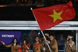 Đoàn thể thao Việt Nam diễu hành trên sông Seine