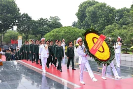 Đoàn đại biểu Quân ủy Trung ương và Bộ Quốc phòng tưởng niệm các Anh hùng liệt sĩ. Ảnh: Minh Đức - TTXVN