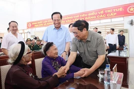 Thủ tướng Phạm Minh Chính thăm hỏi Mẹ Việt Nam Anh hùng tại Trung tâm Điều dưỡng thương binh Nho Quan, Ninh Bình, tháng 7/2023. (Ảnh: Dương Giang/TTXVN)