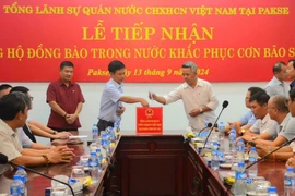 Tổng lãnh sự Việt Nam tại Pakse, Nam Lào phát động quyên góp, ủng hộ. (Ảnh: TTXVN phát)