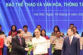 Báo Thể thao và Văn hóa, Thông tấn xã Việt Nam nhận tặng thưởng Tập thể có thành tích tuyên truyền về công tác lý luận, phê bình văn học nghệ thuật. (Ảnh: Phương Hoa/TTXVN)