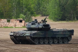 Xe tăng Leopard-2 A7 của Quân đội Đức tham gia một buổi huấn luyện ở Munster ngày 20/5/2019. (Ảnh: AFP/TTXVN)